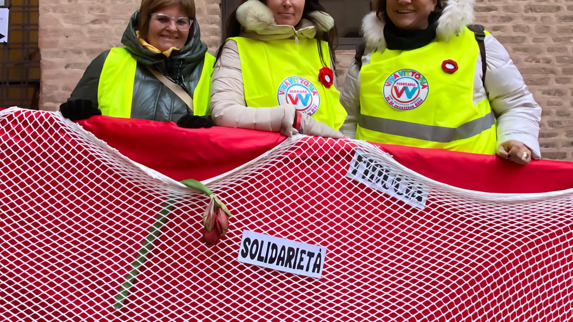 Per dire no alla violenza. Scarpette rosse sui gradini: "Incubo che non si ferma"