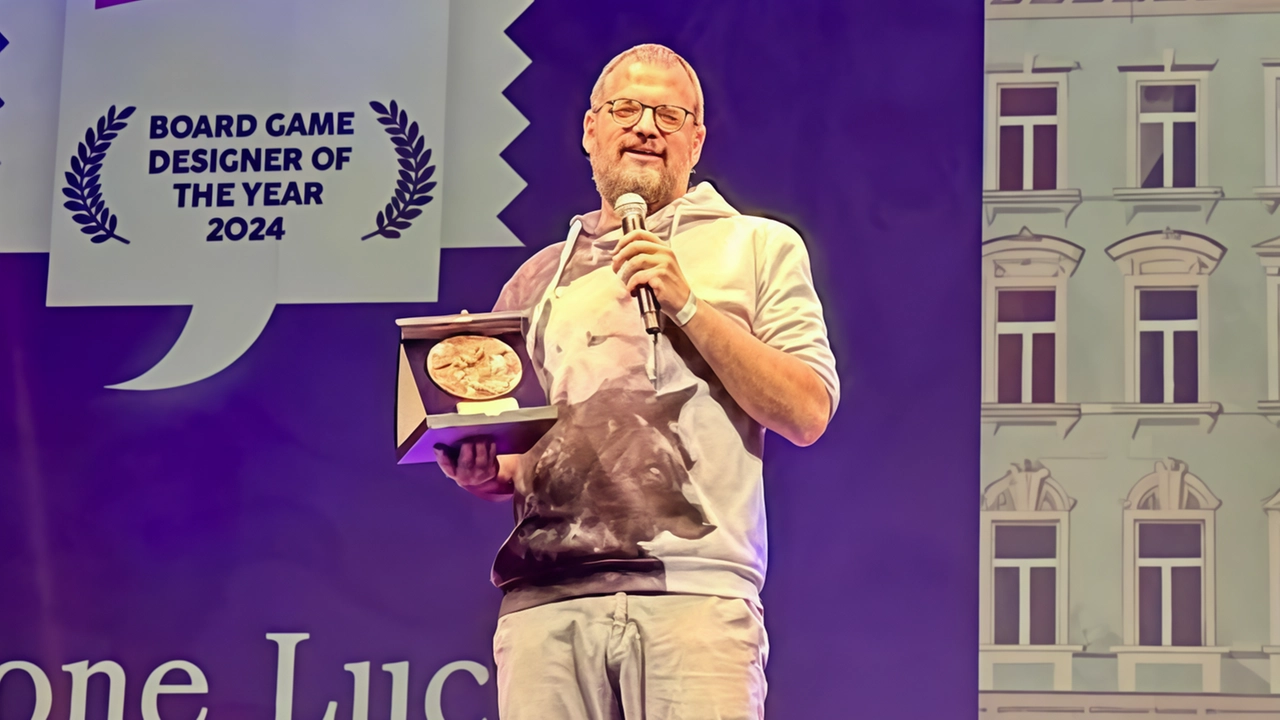 Il game designer Simone Luciani vince il premio internazionale Board Game Designer of the Year a Lucca Comics, confermandosi tra i migliori nel settore dei giochi da tavolo.