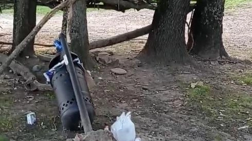 Una scena di sporcizia e degrado al parco delle Acque minerali