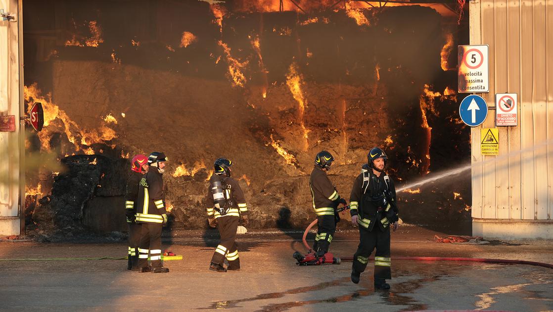 Vasto incendio alla Sopred di Ravenna, distrutti magazzini e macchinari: “Dieci giorni per spegnerlo”