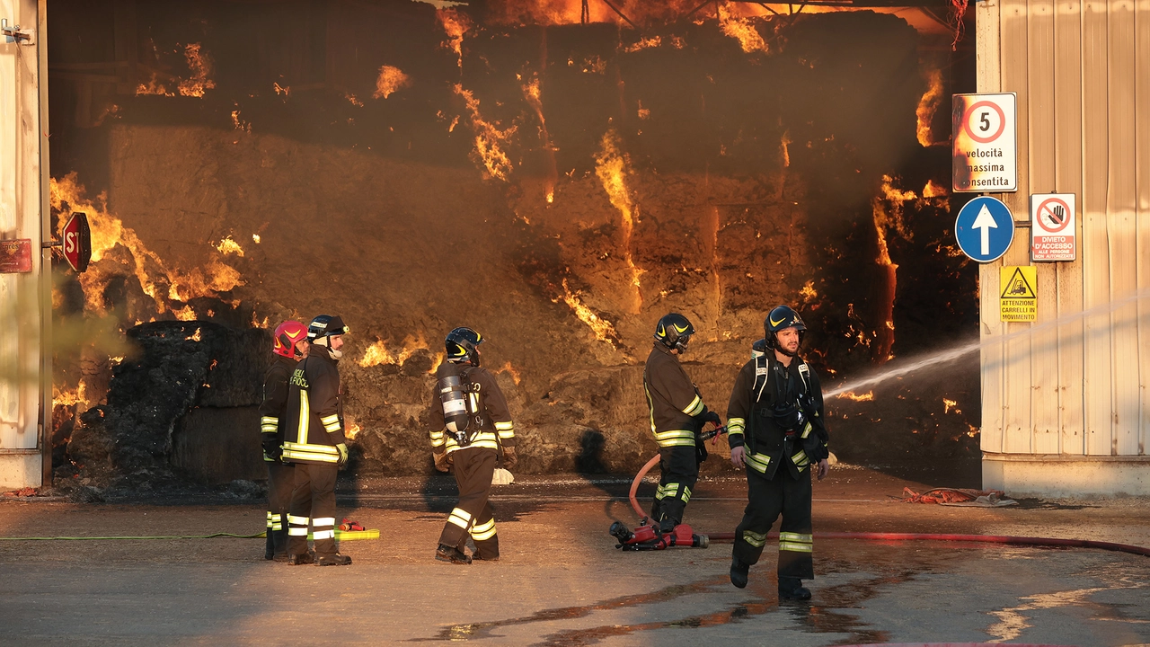 Vasto incendio alla Sopred, distrutti magazzini e macchinari: “Dieci giorni per spegnerlo”