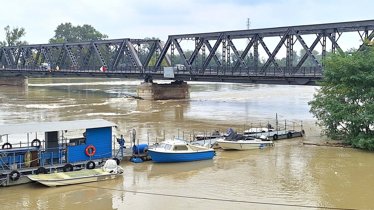 il fiume Po in piena dalla stazione di Pontelagoscuro