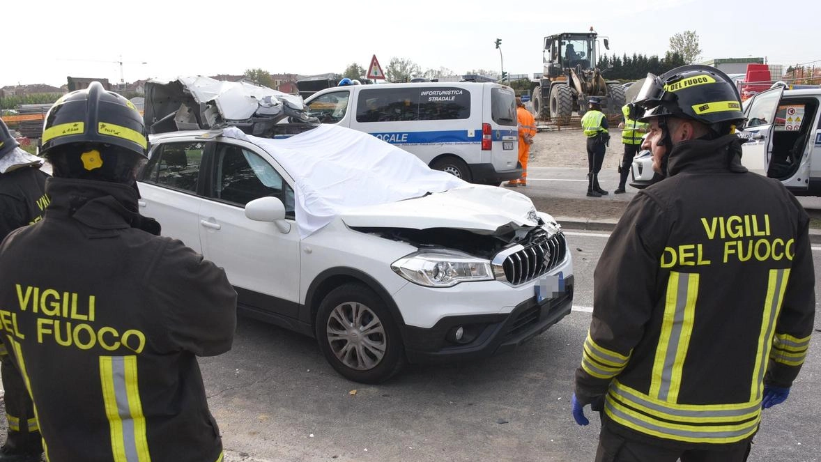 L’auto su cui viaggiava Roberto Sancisi è stata colpita all’altezza del parabrezza dalla ruspa in movimento (. foto Migliorini