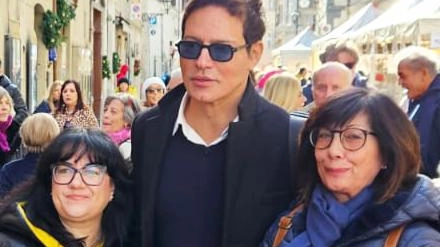 Gabriel Garko con due ammiratrici