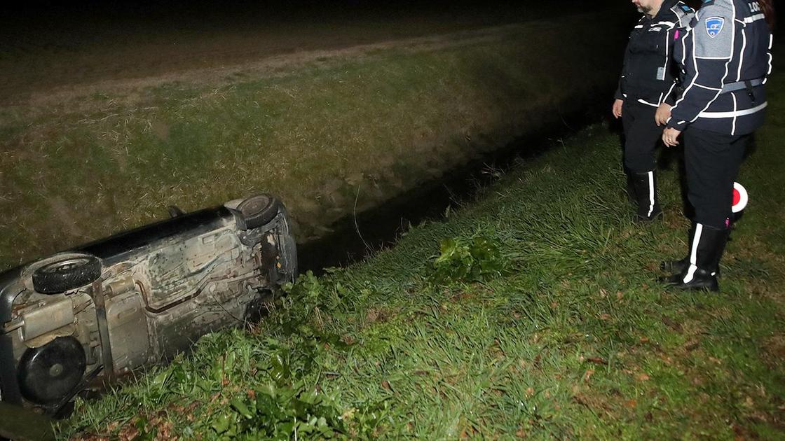 Si ribalta con l’auto in un canaletto, ferito un uomo di 87 anni