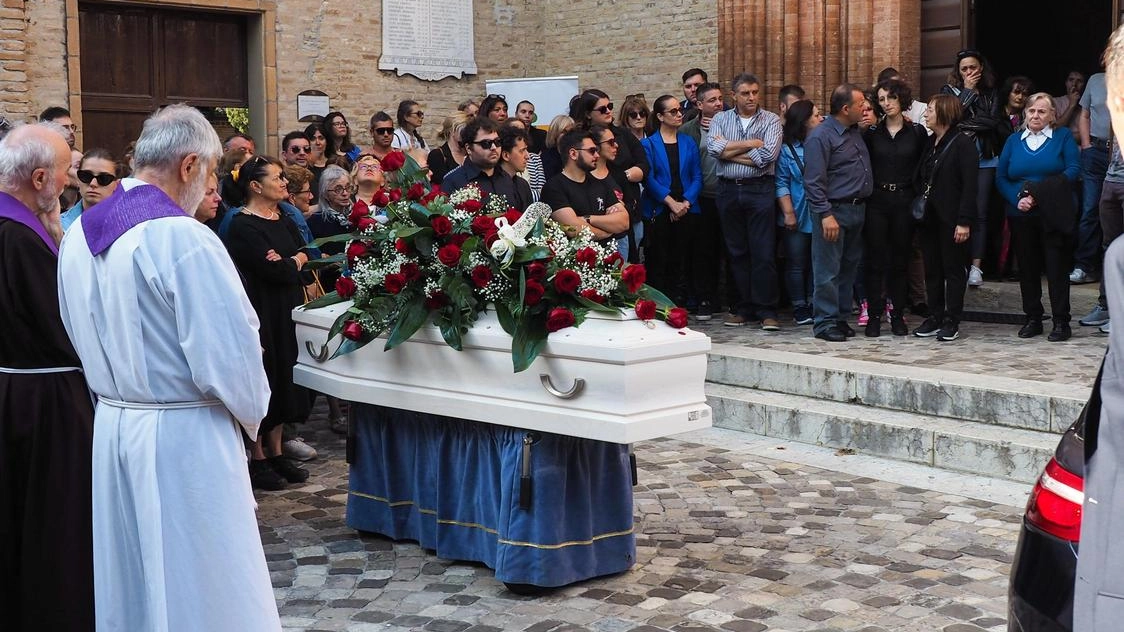 Chiesa gremita per i funerali della 25enne morta nell’incidente di domenica. Tutto il paese di Verucchio si è stretto al dolore della famiglia Lazzaretti