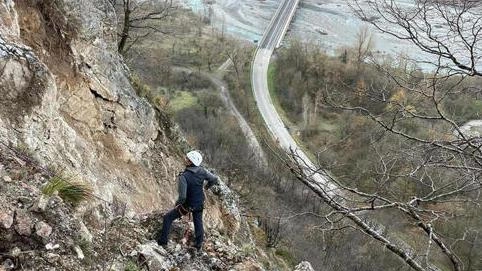 La pista e il ponte di Pianello visti dall’alto: uno smottamento ha causato lo stop