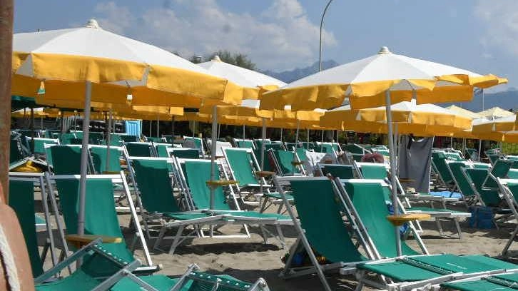 Zio molesta la nipote. Durante il bagno al mare