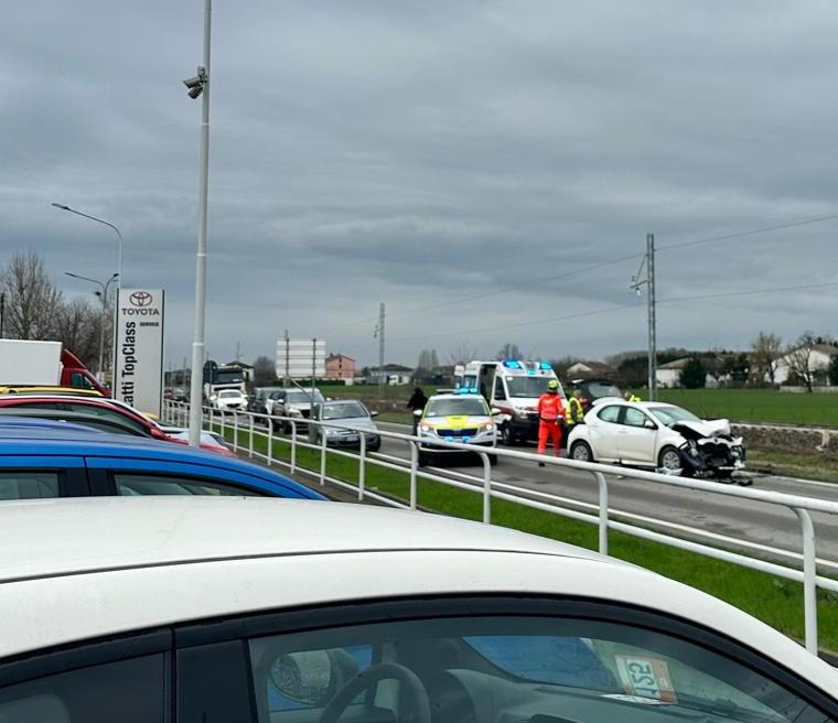 Schianto fra auto a Brescello, traffico in tilt