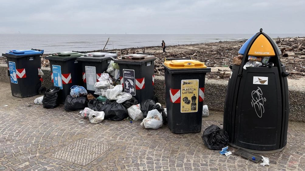 Gli incivili dei rifiuti. Amaro risveglio: cestini come cassonetti e sacchetti in strada