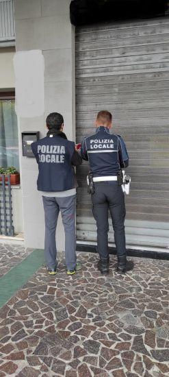 Parrucchiere ‘abusivo’ a Bologna, il diploma era falso e non c’era un direttore tecnico