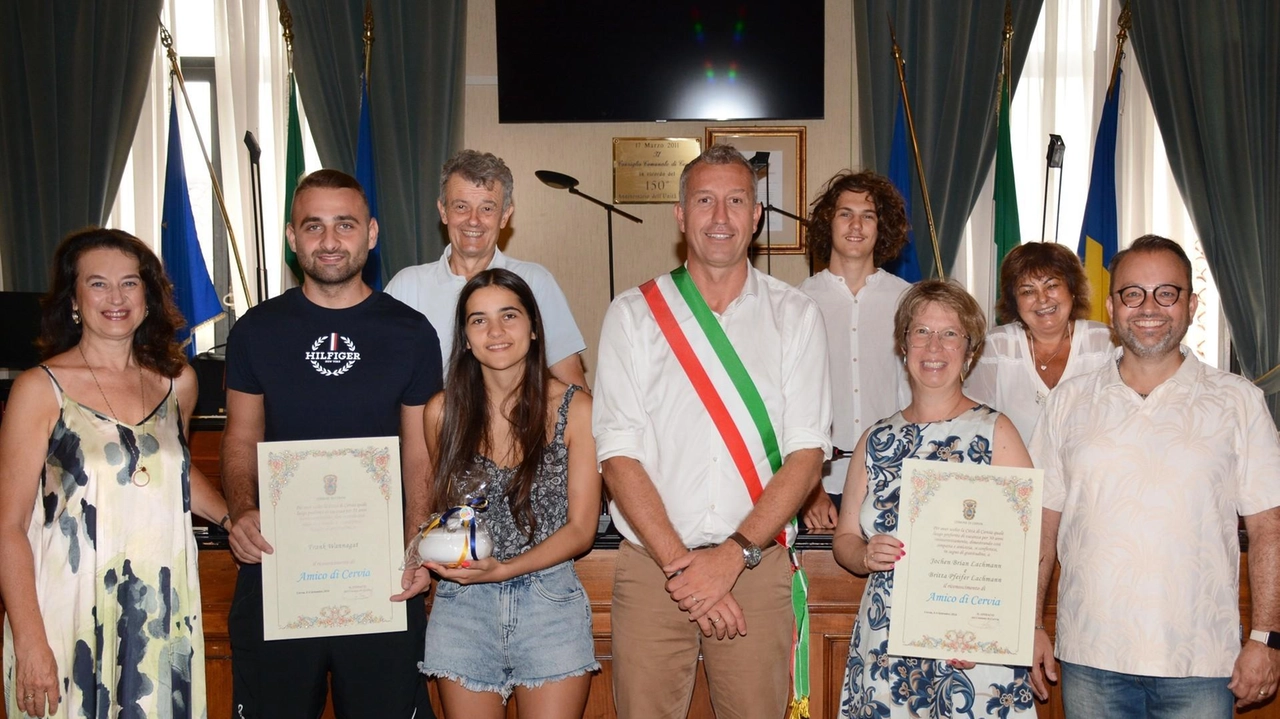 Ultima cerimonia estiva a Cervia per premiare turisti affezionati da decenni, con attestato e doni speciali. Tedeschi in evidenza, tra loro Frank Wannagat e i coniugi Lachmann. Prossima edizione aperta alle candidature.