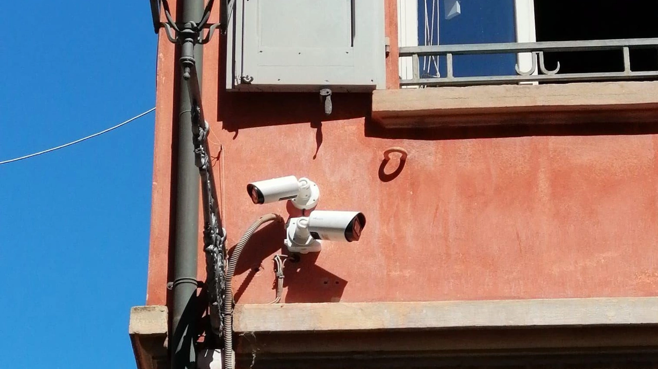 Il Comune di Rubiera ha installato quattro nuove telecamere per la videosorveglianza: due nel centro storico e due davanti al municipio. L'intervento mira a garantire maggiore sicurezza e individuare possibili atti vandalici o infrazioni.