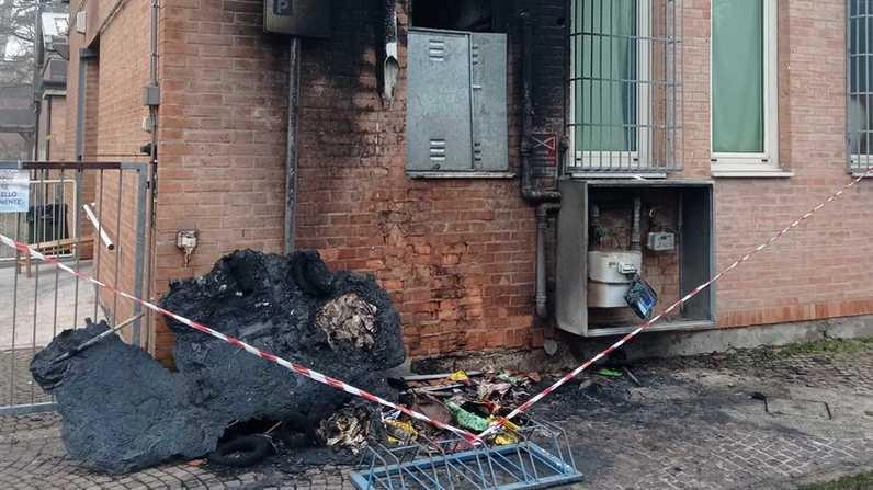 San Damaso, incidente causato dall’incendio di un cassonetto della plastica . Il sindaco: "Famiglie penalizzate, sforzi per garantire il servizio da domani". .