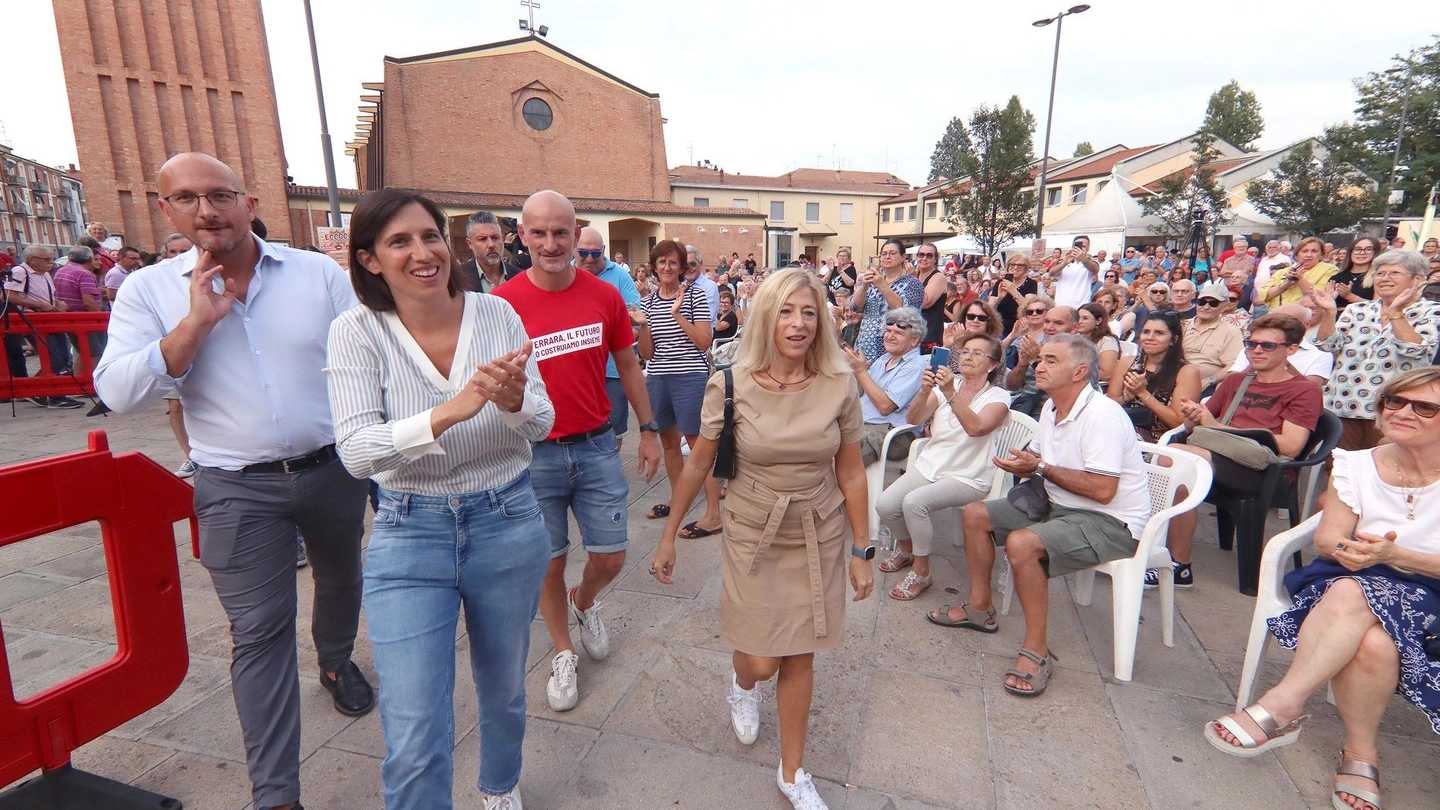 La segretaria nazionale dei dem accolta tra applausi e strette di mano "Questo Governo ha solo tagliato. Stiamo uniti per De Pascale"