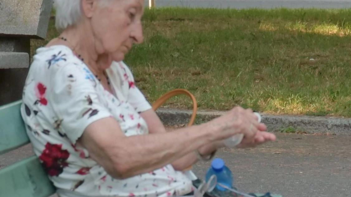 Una anziana di Ascoli ha respinto un tentativo di truffa telefonica fingendo un incidente grave della figlia. La donna, lucida, ha sospettato e chiamato direttamente la figlia, smascherando i truffatori.