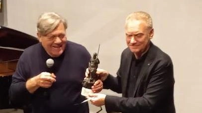 Beppe Carletti premiato dal Rotary. L’assegno donato al Fondo Saman