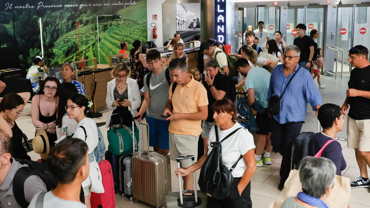 Folla agli arrivi dell’aeroporto Marconi. La gestione è finita sotto la lente del Comune