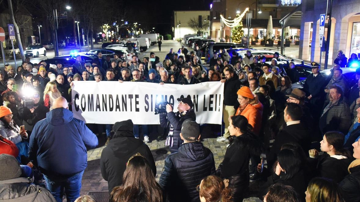 Villa Verucchio si mobilita: sit-in spontaneo e striscione di solidarietà collocato in piazza . La Procura lancia un appello agli eventuali testimoni: "Chi ha dei filmati si faccia avanti" .