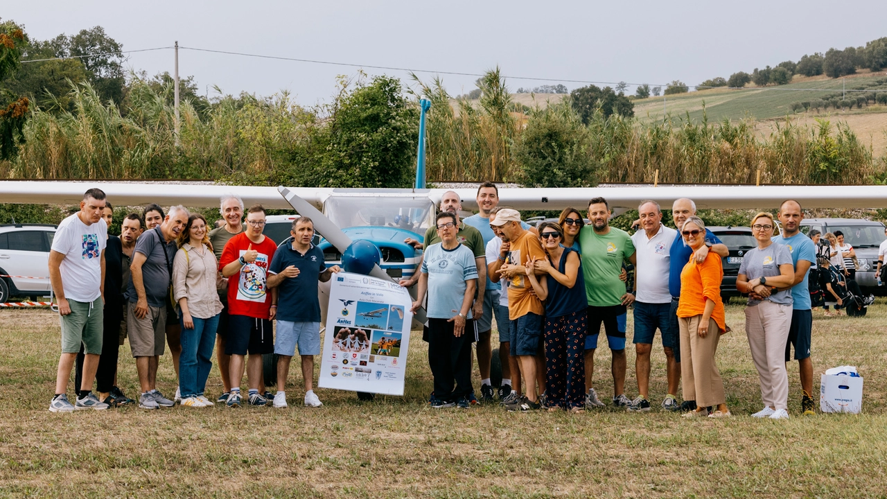 Foto di gruppo all'aviosuperficie di Tolentino, durante "Anffas in volo"