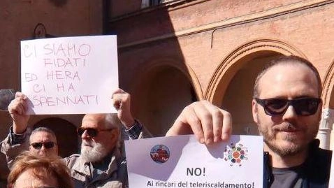 Una protesta in piazza contro i rincari legati al teleriscaldamento