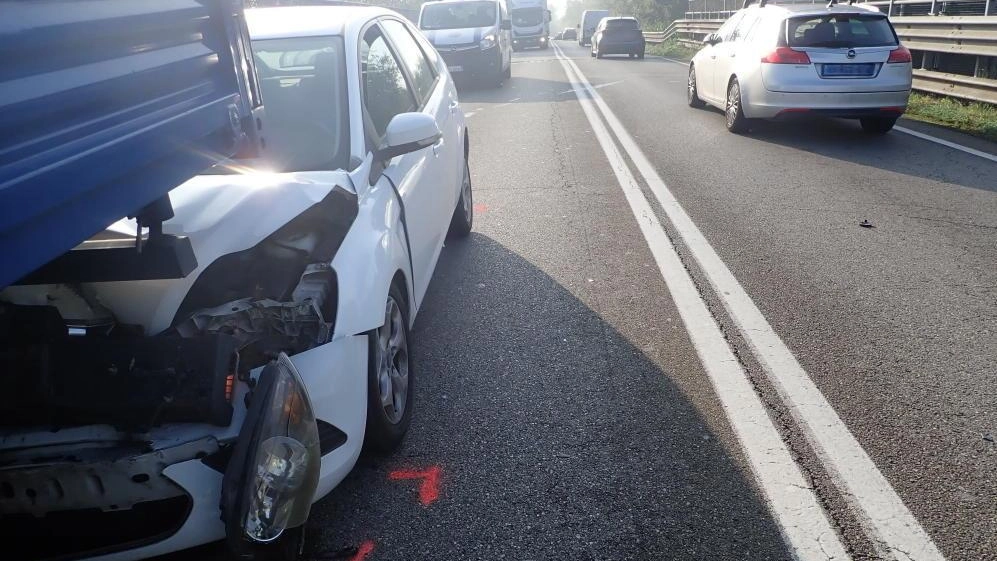 Un uomo di 36 anni rimane ferito in un incidente tra auto e autocarro a Cadelbosco Sopra. Trasportato in ospedale, non è in pericolo di vita. Conducente dell'auto illeso. Intervento della polizia locale.