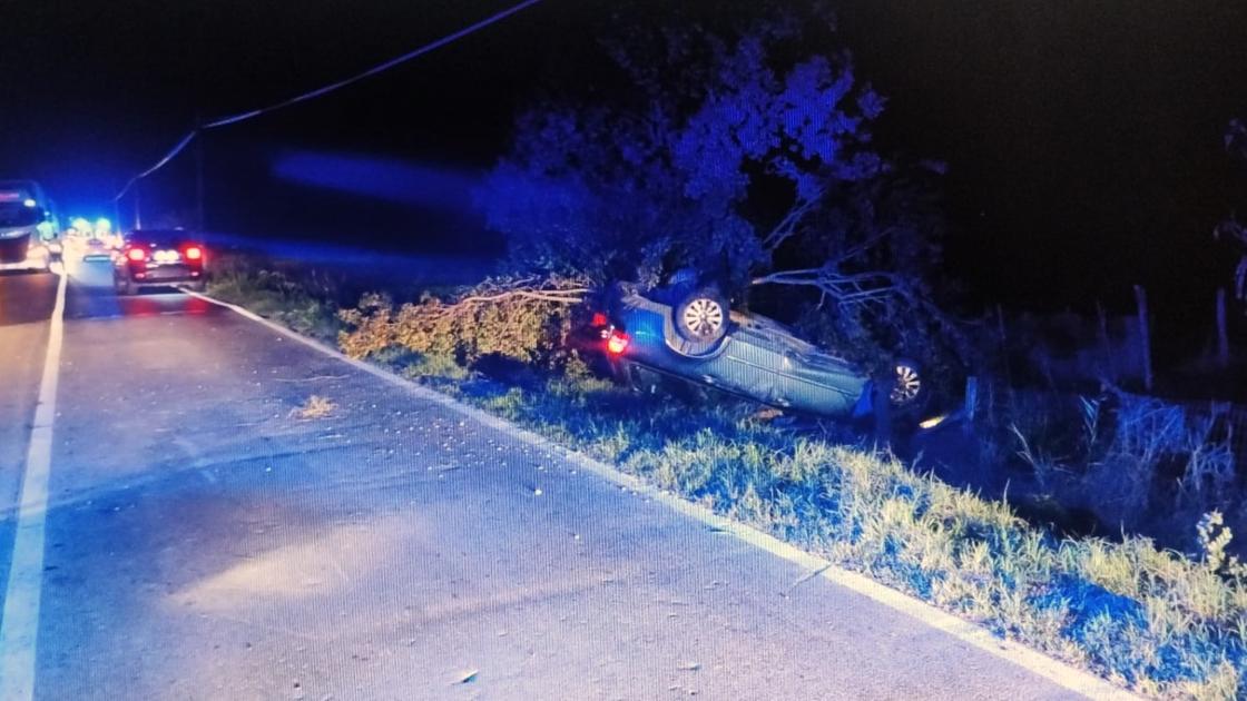 Sbanda, abbatte un palo del telefono e si cappotta con l’auto