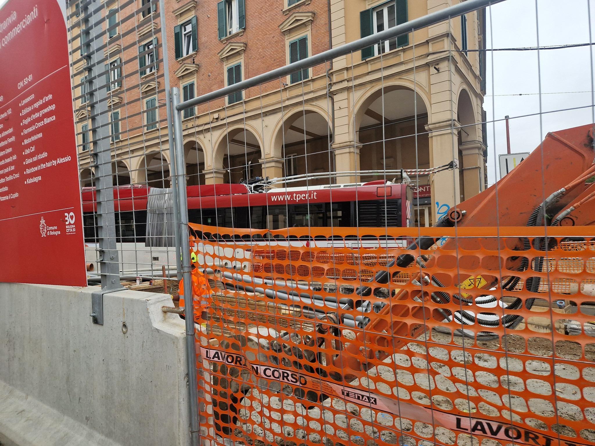 Autobus fermo oggi in via Saffi a Bologna: traffico paralizzato