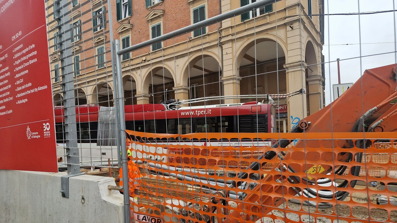 L'autobus fermo in via Saffi questa mattina in una foto postata da Dario Nobile, consigliere del quartiere San Donato