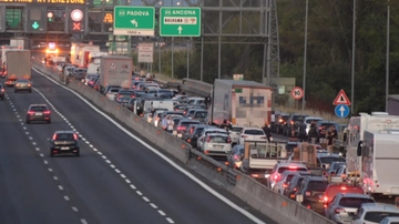 Incidente a Bologna, disagi in tangenziale per oltre un’ora. Coinvolte 4 auto e una moto: un ferito