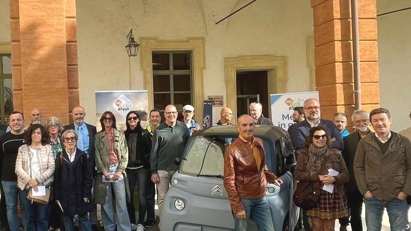 A Novellara premiati i partecipanti al progetto Ecoattivi, che promuove l'uso della bici per gli spostamenti casa-lavoro. Il premio nazionale, un'auto elettrica, è stato vinto da Sergio Ballabeni. I cittadini ricevono buoni sconto in base ai chilometri percorsi in bici, promuovendo anche il commercio locale. Il progetto, attivo dal 2018, registra un crescente successo.