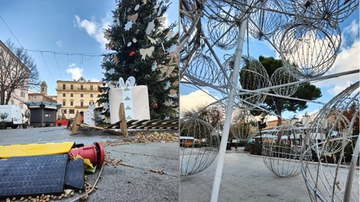 Il vento forte abbatte le luminarie di Natale in centro ad Ancona