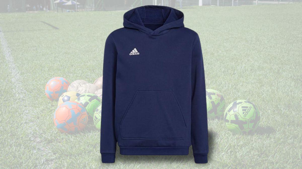 Sorprendi un giovane sportivo con la felpa Adidas Entrata 22 Sweat, un capo unico da avere nell