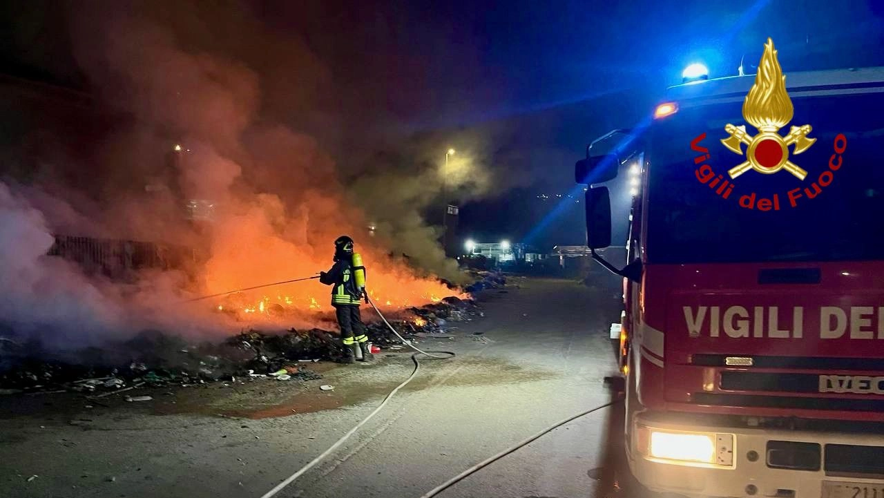 Le fiamme si sono levate da diverse cataste di legno depositate sul piazzale. Il rogo alimentato dal materiale altamente infiammabile si è rapidamente esteso, con una colonna di fumo visibile a chilometri di distanza, minacciando i vicini capannoni e uffici dell'azienda. Vigili del fuoco al lavoro tutta notte