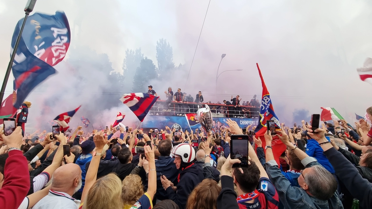 I tifosi acclamano la squadra del Bologna Fc dopo l'entrata in Champions