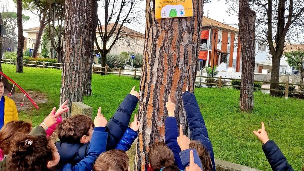 Gli alunni hanno messo su carta frasi e disegni con messaggi per il bene dell’ambiente e delle persone e poi hanno affisso 13 cartelli dalla scuola alla chiesa