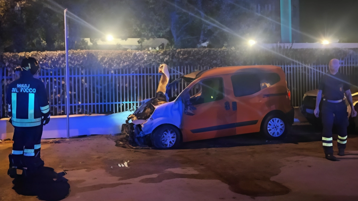 Auto in fiamme a Viserbella: una Fiat Cubo arancione distrutta da un incendio notturno. Intervento dei vigili del fuoco, ipotizzato cortocircuito alla batteria. Nessun coinvolgimento di altri veicoli, indagini in corso.
