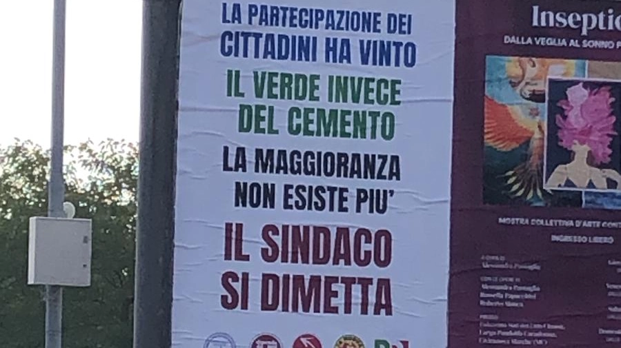 Manifesti dell’opposizione per chiedere le dimissioni, dopo la bocciatura in consiglio di due varianti