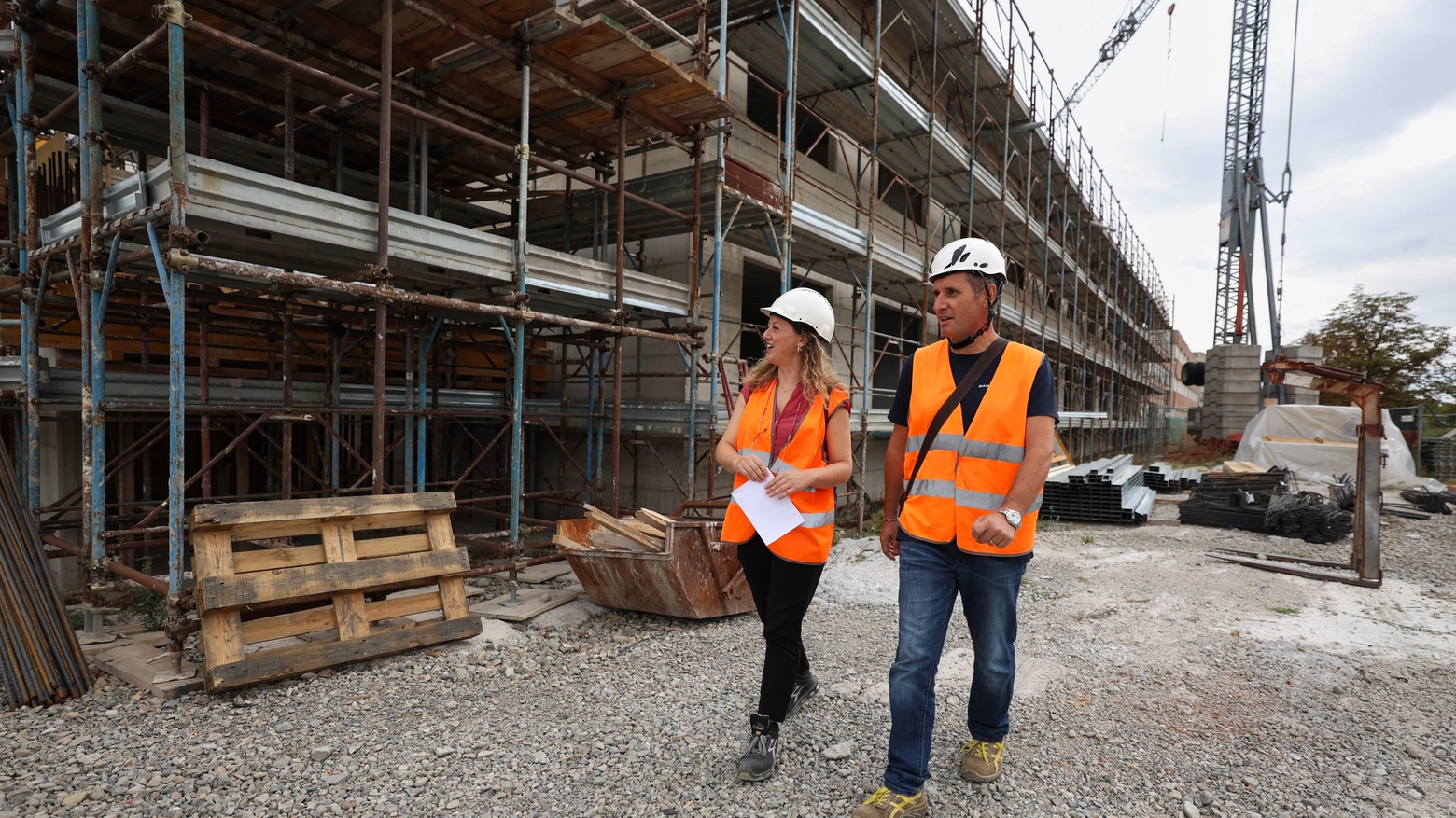 Il sopralluogo nella cosiddetta ’scuola jolly’ nel polo di via Galilei. Braglia: “Avanti tutta”. Dalla primavera del 2025 il nuovo edificio sarà pronto: è costato 3,4 milioni di euro