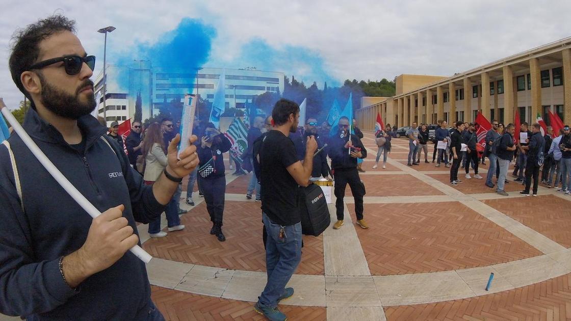 Fedrigoni, protesta in Regione. E Urso convoca la proprietà