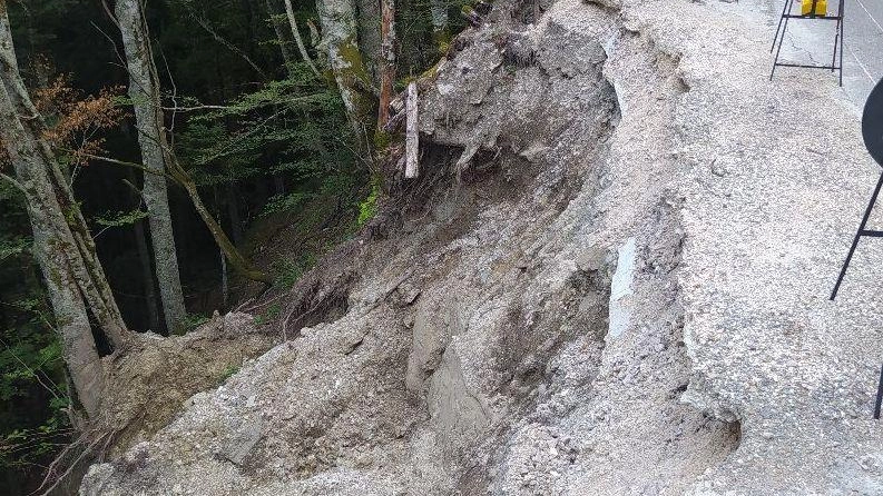 Campigna, frana della discordia. La Provincia replica ai residenti. Ma il vero incubo è la neve