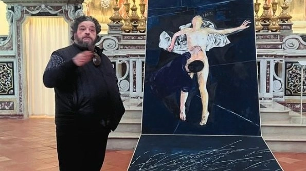 L’artista Andrea Saltini e il quadro sotto accusa ’Inri- San Longino’, additato come opera 'blasfema'