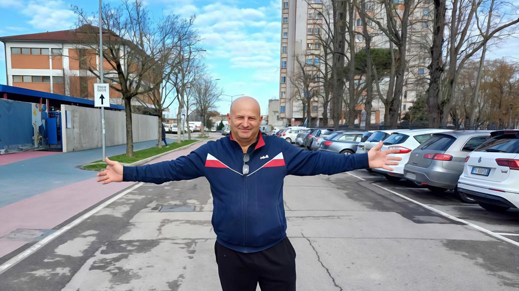 Stazione, auto nel mirino. Vandali nel parcheggio: "Spaccati i finestrini"