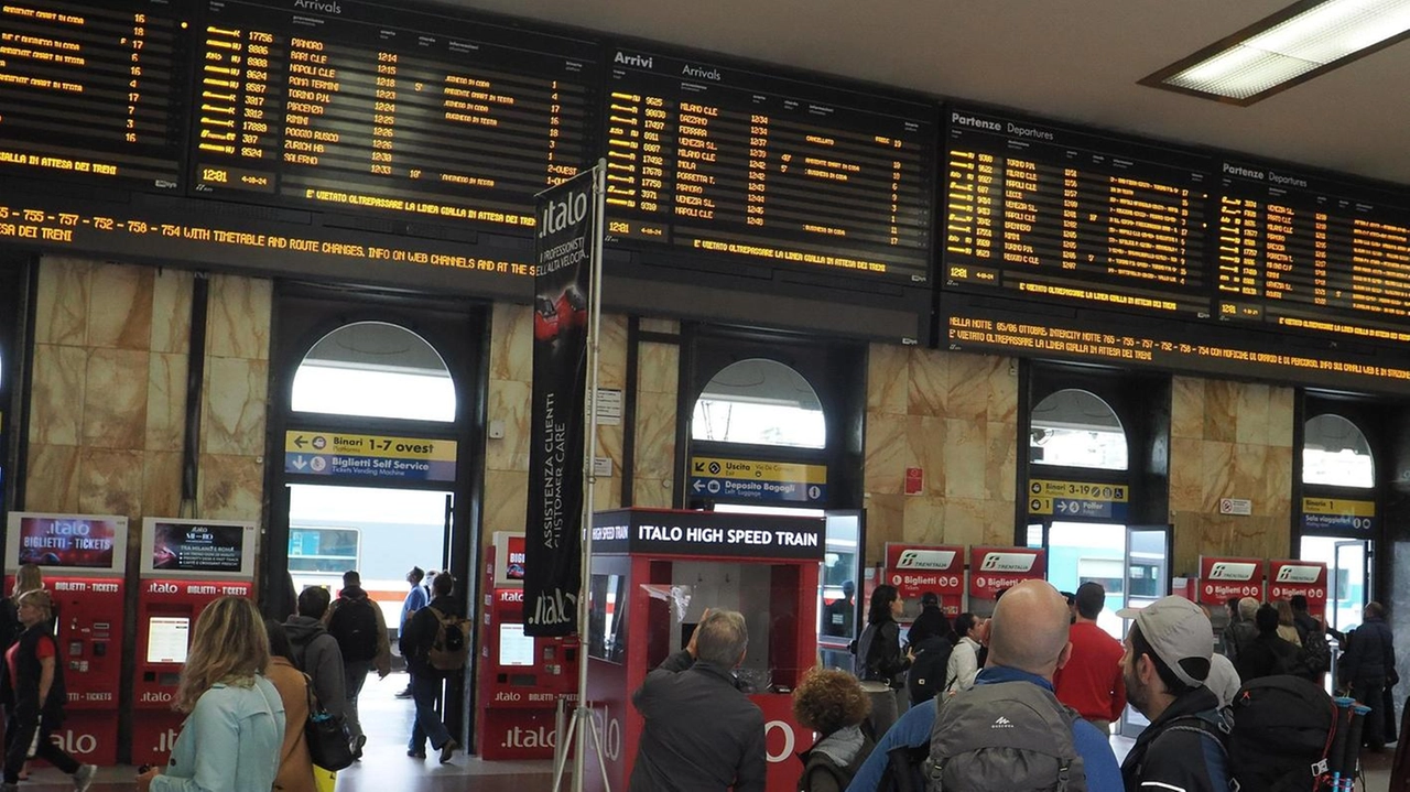 Dopo l'incidente mortale di ieri mattina sulla linea Bologna-Venezia, il traffico ferroviario è tornato alla normalità entro le 10, con ritardi limitati e deviazioni temporanee.