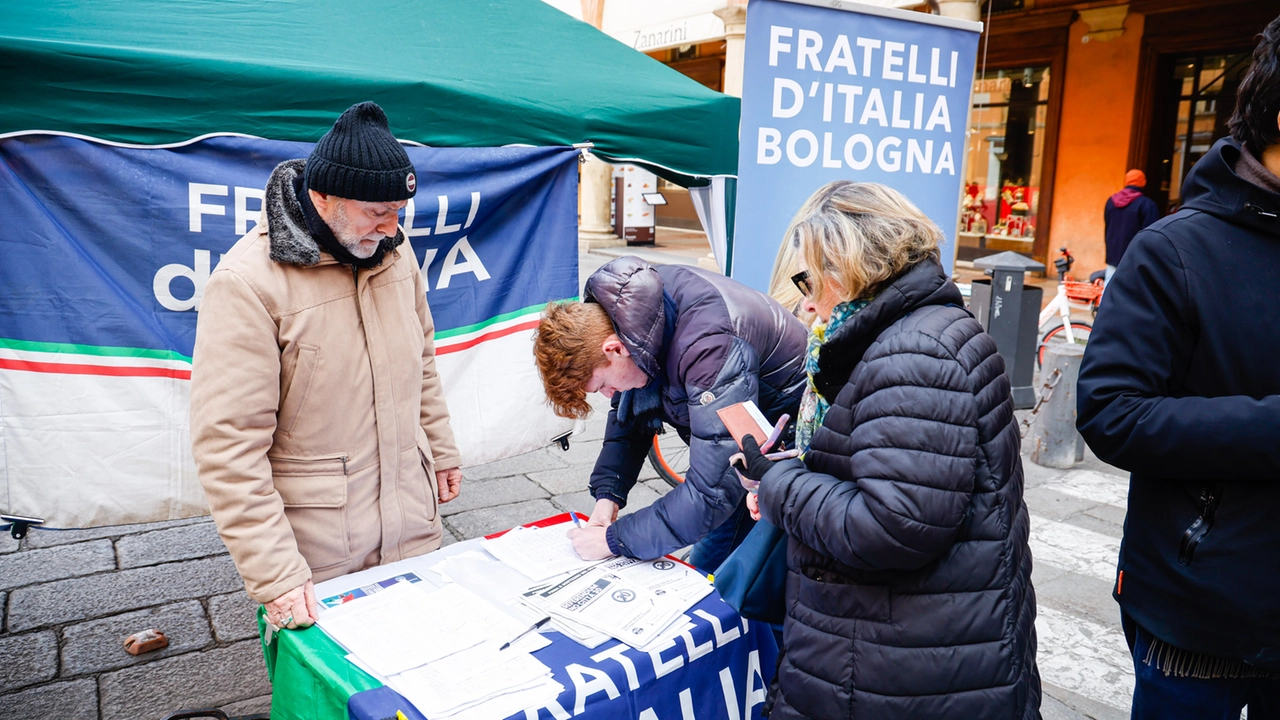 Persone che firmano per il referendum promosso da Fratelli d'Italia e dal centrodestra (FotoSchicchi)