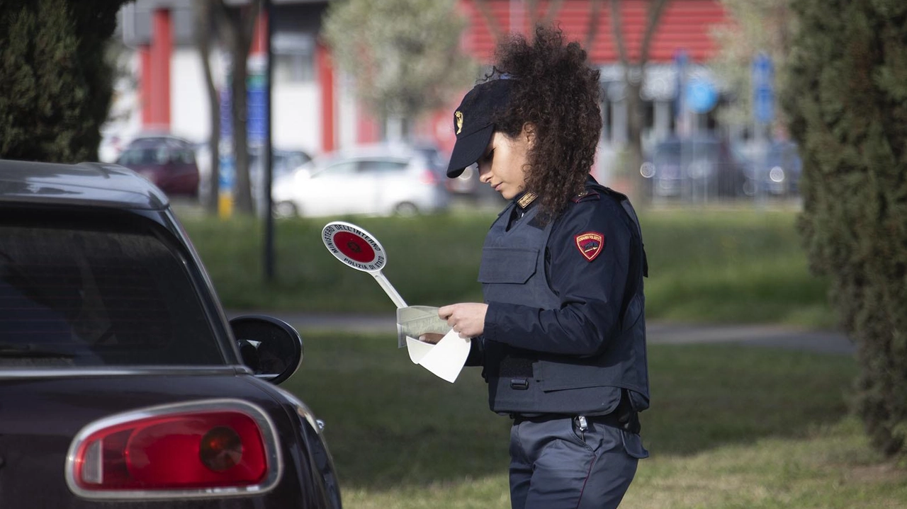 Un’agente della polizia nel corso di un controllo