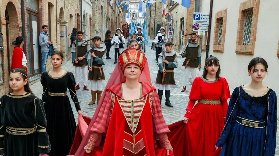 Sabato a San Ginesio si svolgerà il Palio della Pacca, rinviato da Ferragosto. Corteo, gara e premiazioni per una tradizione ricca di storia e passione.