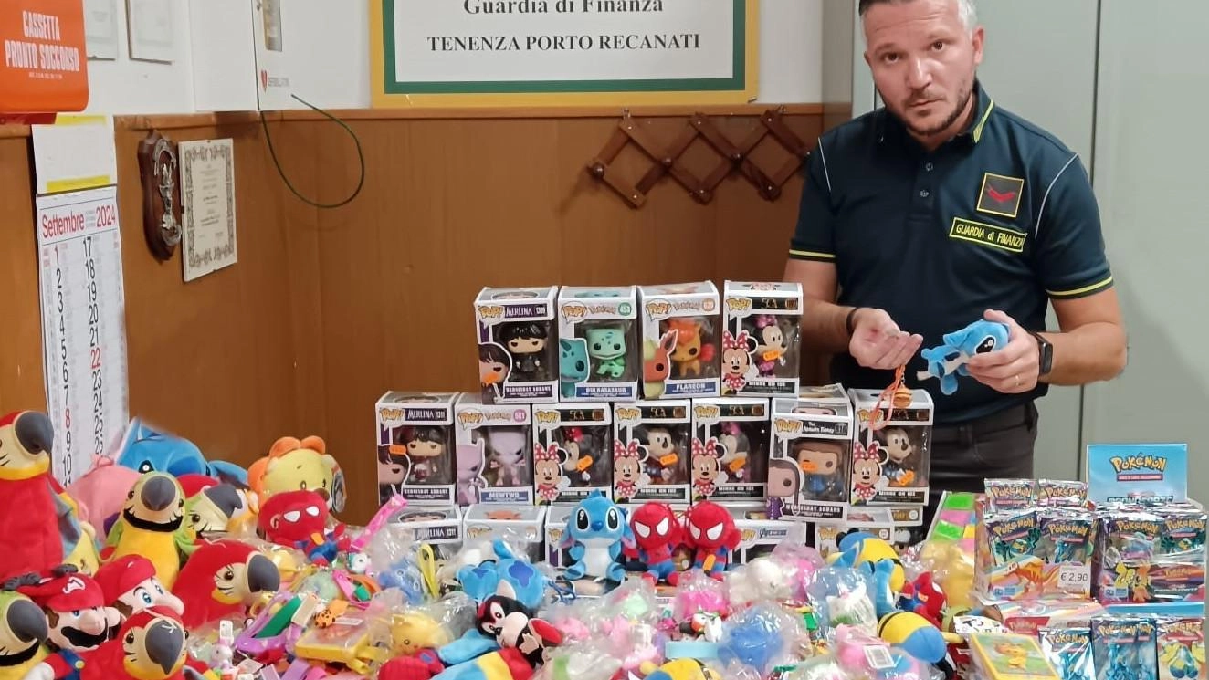 Blitz dal grossista del falso. Sequestrati 177mila giochi