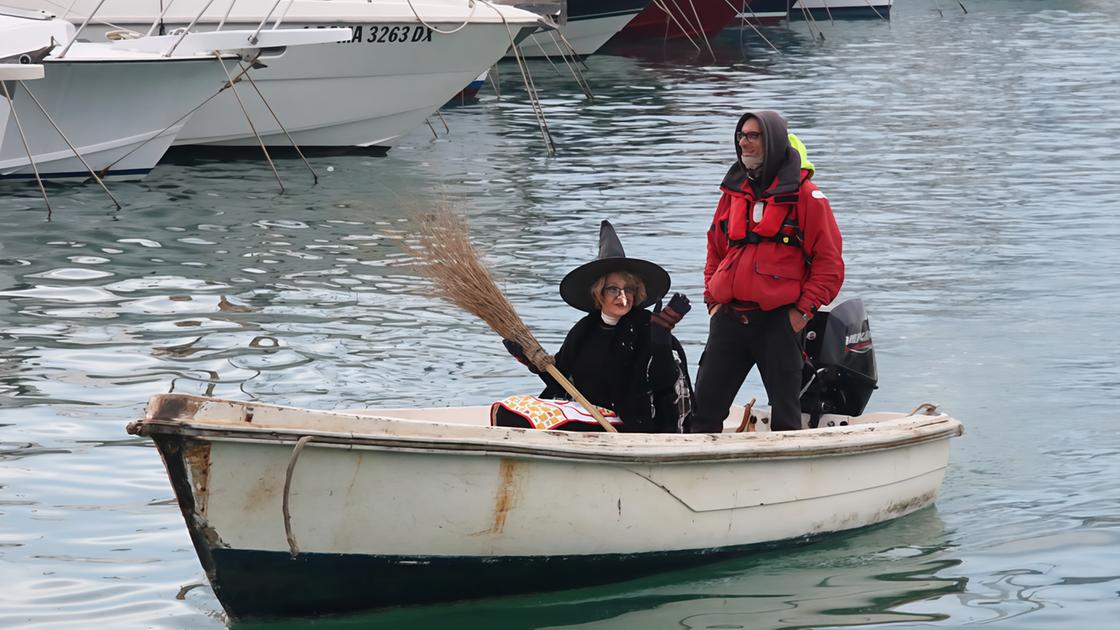 Folla a San Benedetto. La vecchina in barca con calze e dolciumi. Applausi al molo sud