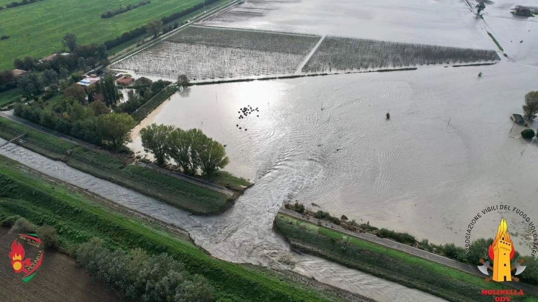 Il fiume Savena ha rotto l'argine a San Gabriele di Baricella, nella Bassa bolognese